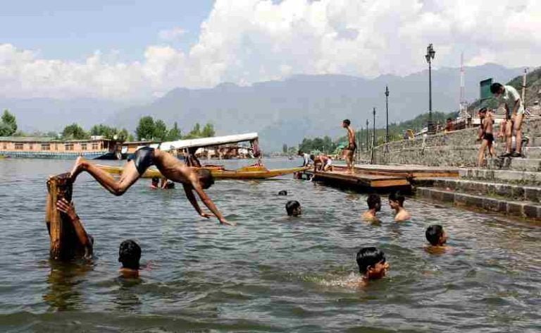 MeT Forecasts Heatwave for Jammu, Hot and Dry Weather for Kashmir Over Next 5 Days
