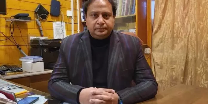 *Valley’s Top Pulmonologist Dr. Naveed Nazir Shah Plays Down ‘Walking Pneumonia’ Scare, Urges for General Precautionary Measures To Avoid Infection* Asif Iqbal Srinagar, Nov 27 (GNS): As the ‘walking pneumonia’ scare has raised its head in China, the people globally and in Kashmir valley alike are caught in a frenzy with most of the people due to psychosis and less knowledge seeing the pathogen as some reminiscent of Covid19. However, valley’s top Pulmonologist Naveed Nazir Shah has played down the severity of the infection, urging people to take precautionary measures as to protect themselves from the infection of the kind or any other kind leading to respiratory tract infections. Talking to GNS, Dr. Naveed Nazir Shah said that the type of Pneumonia reported in China predominantly infects children, adding while the cause being ascertained, it be the strains of influenza only which may be responsible for its spread. 