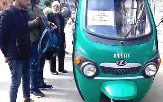 Residents of Srinagar’s Hazratbal, Lal Bazar areas urge for late night E-Rickshaw service