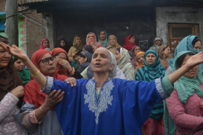 Screams from Gandabal: Father jumps back into river to save his son after boat capsize